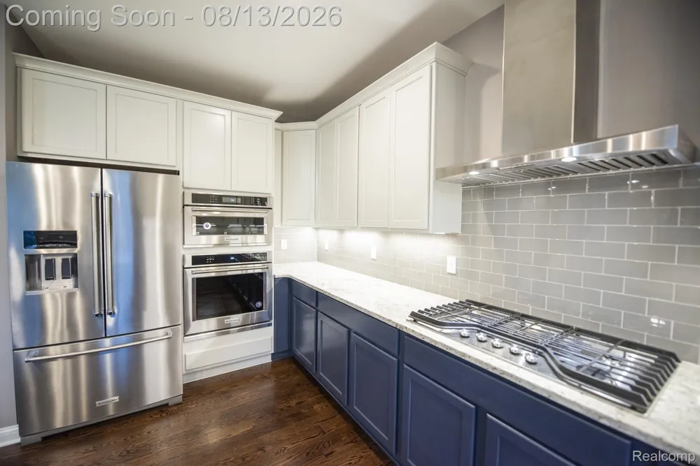 72 Arthur Drive Troy City, MI 48083
