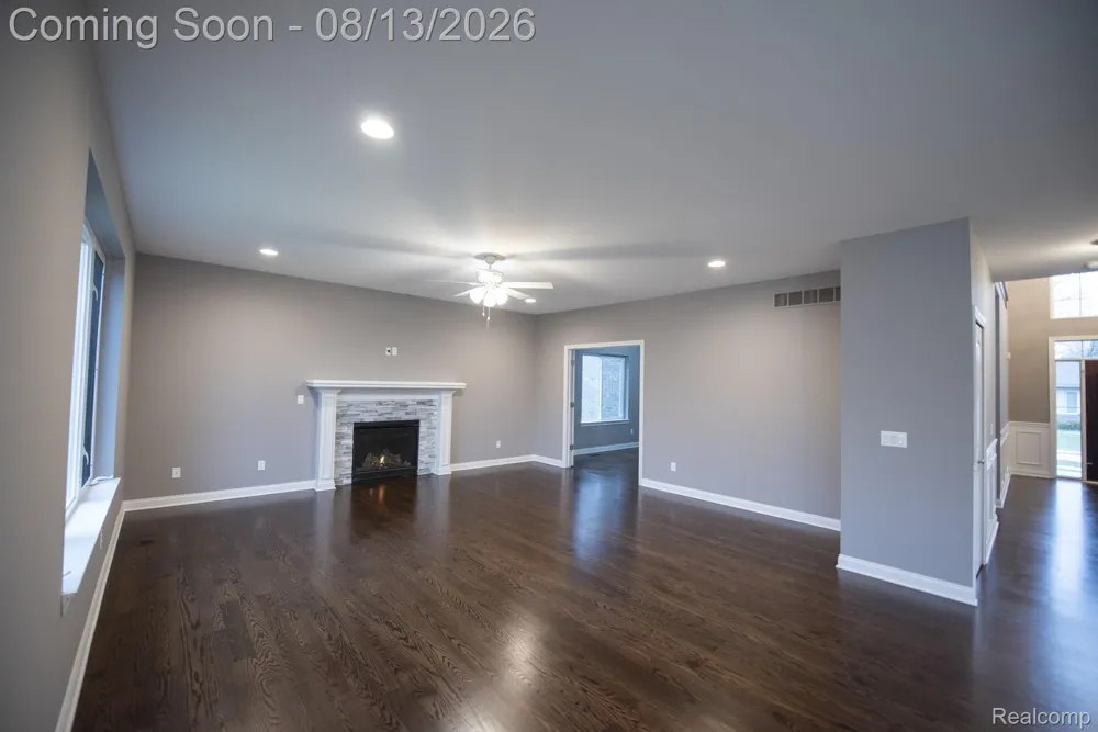 72 Arthur Drive Troy City, MI 48083