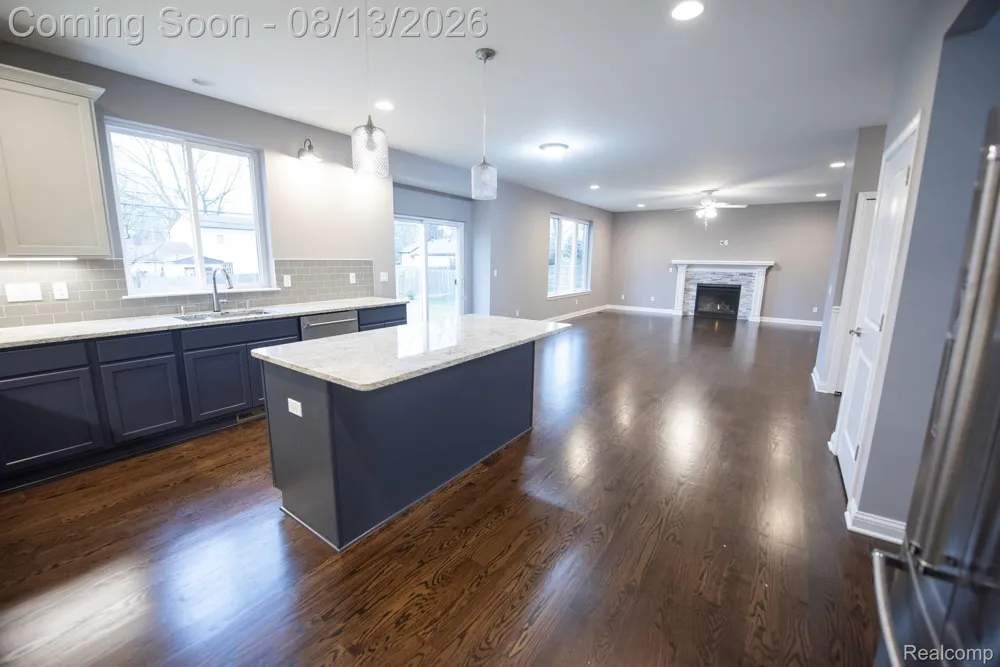 72 Arthur Drive Troy City, MI 48083