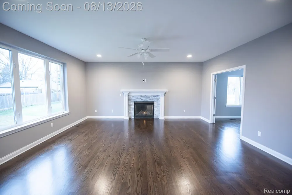 72 Arthur Drive Troy City, MI 48083