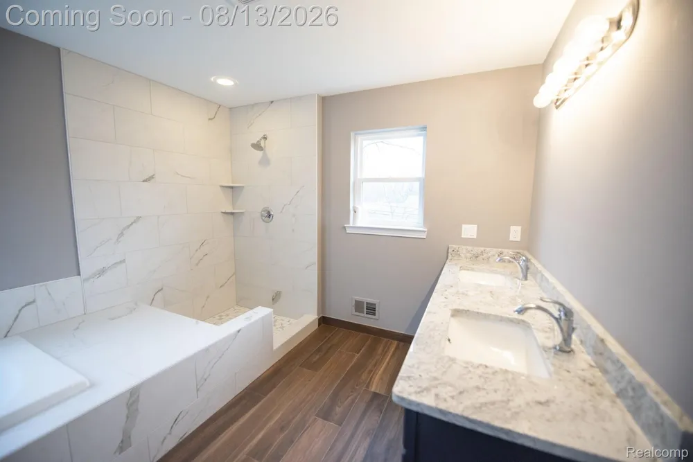 72 Arthur Drive Troy City, MI 48083