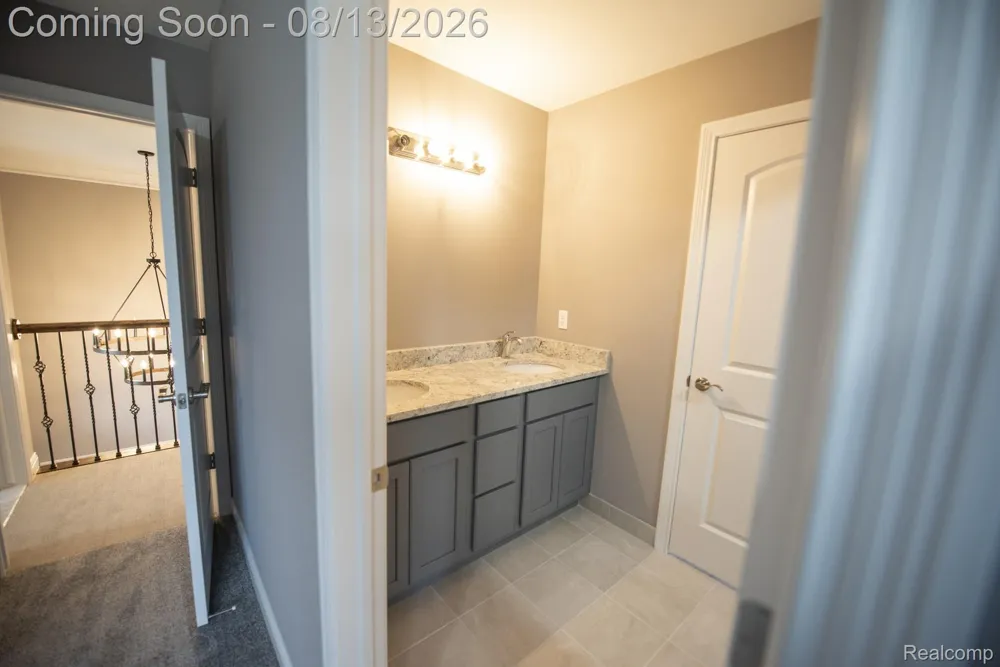 72 Arthur Drive Troy City, MI 48083