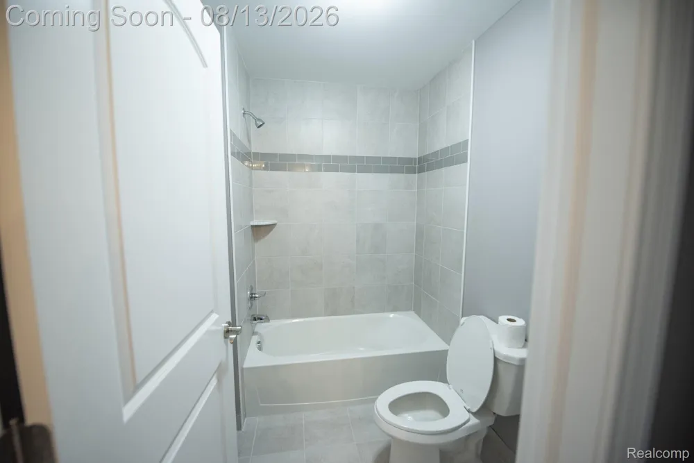 72 Arthur Drive Troy City, MI 48083