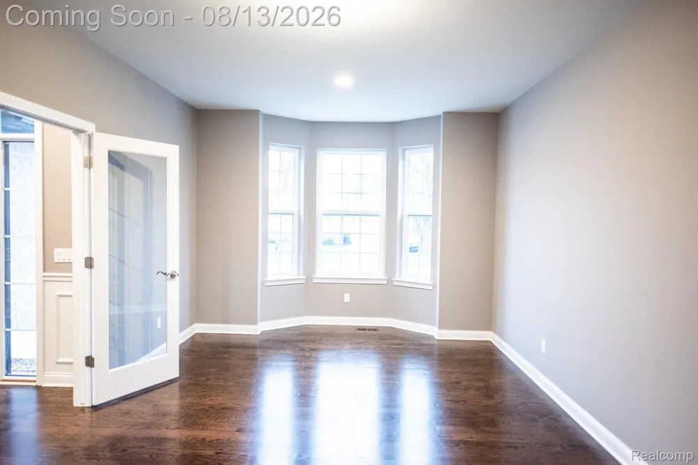 72 Arthur Drive Troy City, MI 48083