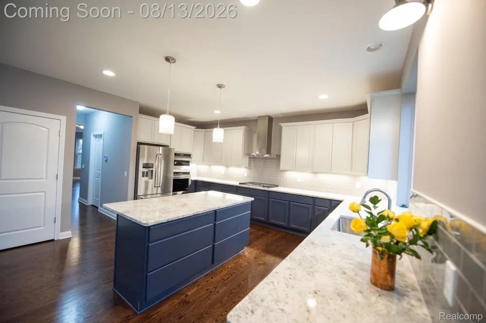 72 Arthur Drive Troy City, MI 48083