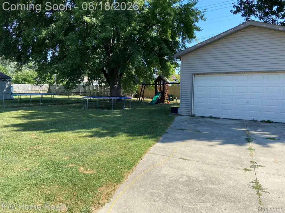 18550 Beechwood Street Roseville City, MI 48066