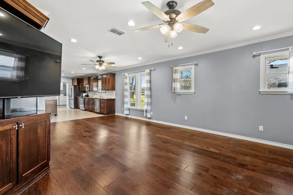 605 Dallas Street Winona, TX 75792