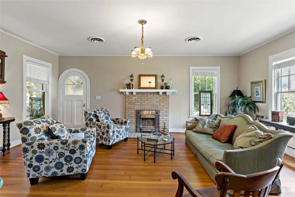 610 Fitzhugh Paris, TX 75460