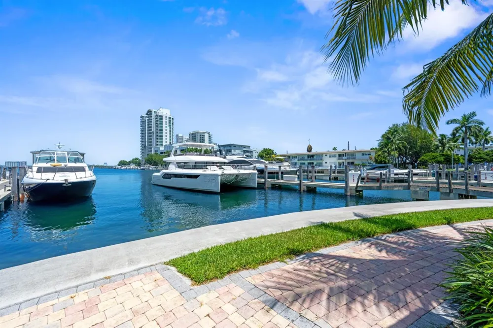 7900 HARBOR ISLAND DRIVE #1517 North Bay Village, FL 33141