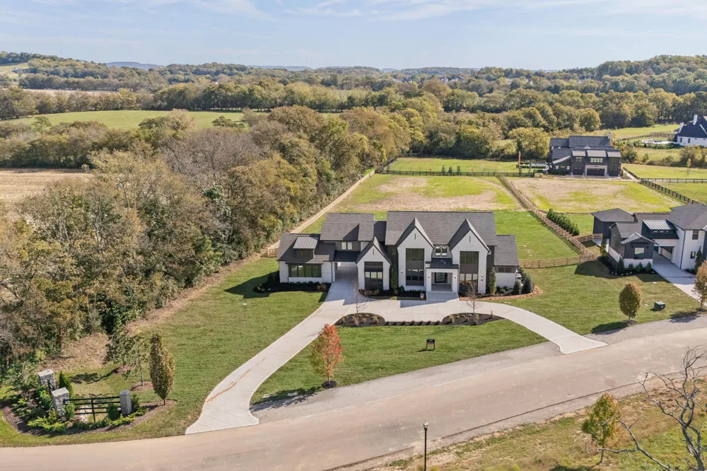 1760 Dean Rd Thompsons Station, TN 37179