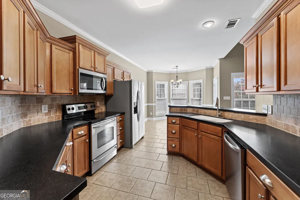 102 Rosemary CT Warner Robins, GA 31088