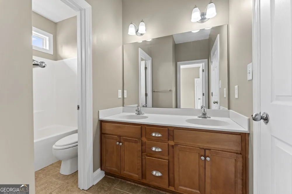 102 Rosemary CT Warner Robins, GA 31088