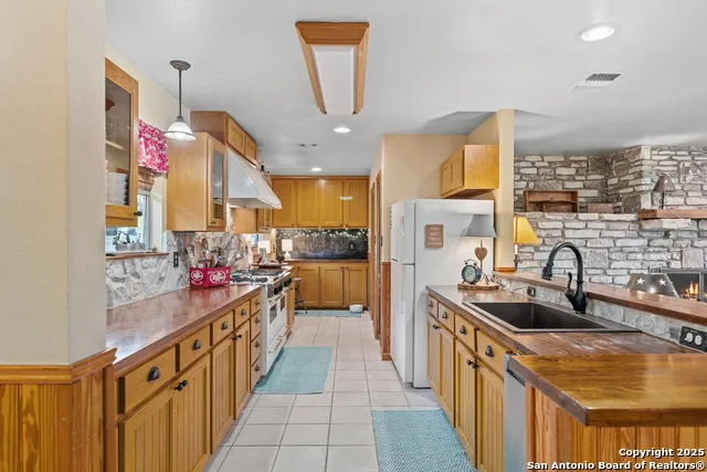 475 Stoney Hill Pipe Creek, TX 78063