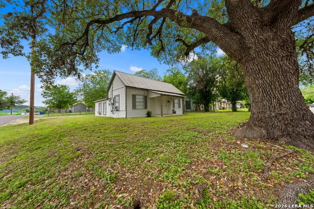 1421 Park St Kerrville, TX 78028