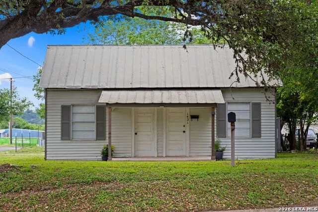 1421 Park St Kerrville, TX 78028