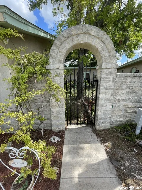 402 County Road 574 Castroville, TX 78009