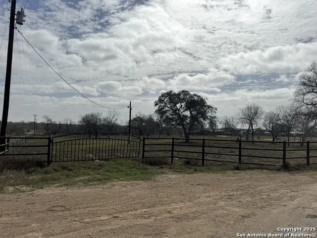 115 County Road 779 Devine, TX 78016