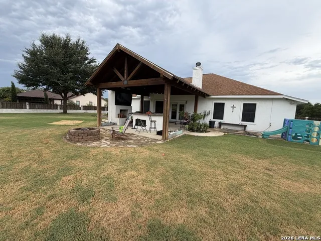 700 JACK NICKOLAUS DR Devine, TX 78016