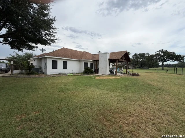 700 JACK NICKOLAUS DR Devine, TX 78016