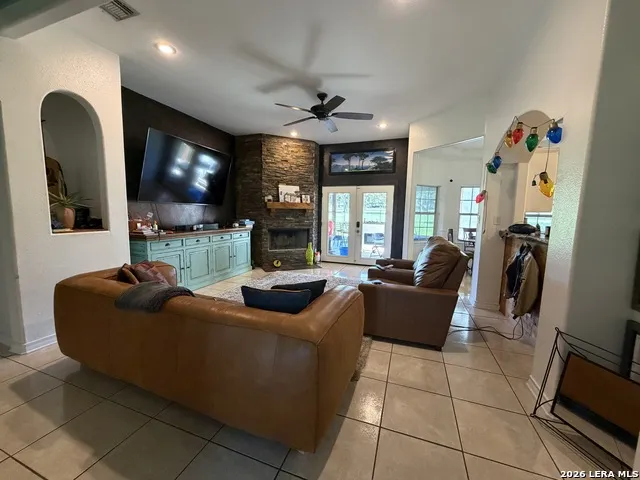 700 JACK NICKOLAUS DR Devine, TX 78016