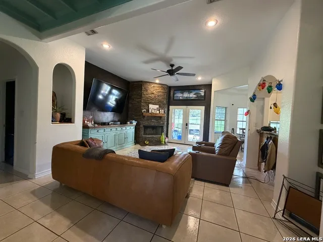 700 JACK NICKOLAUS DR Devine, TX 78016
