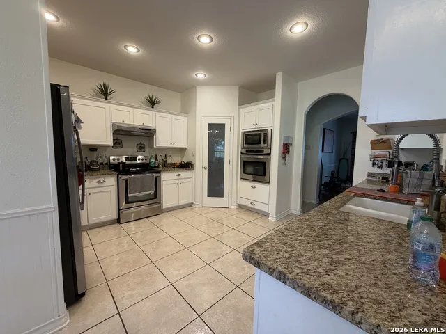 700 JACK NICKOLAUS DR Devine, TX 78016