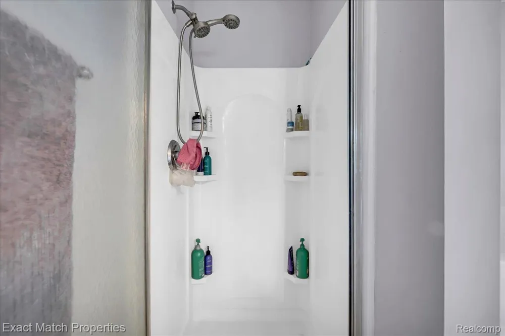 1633 Four Seasons Drive Hartland Township, MI 48843