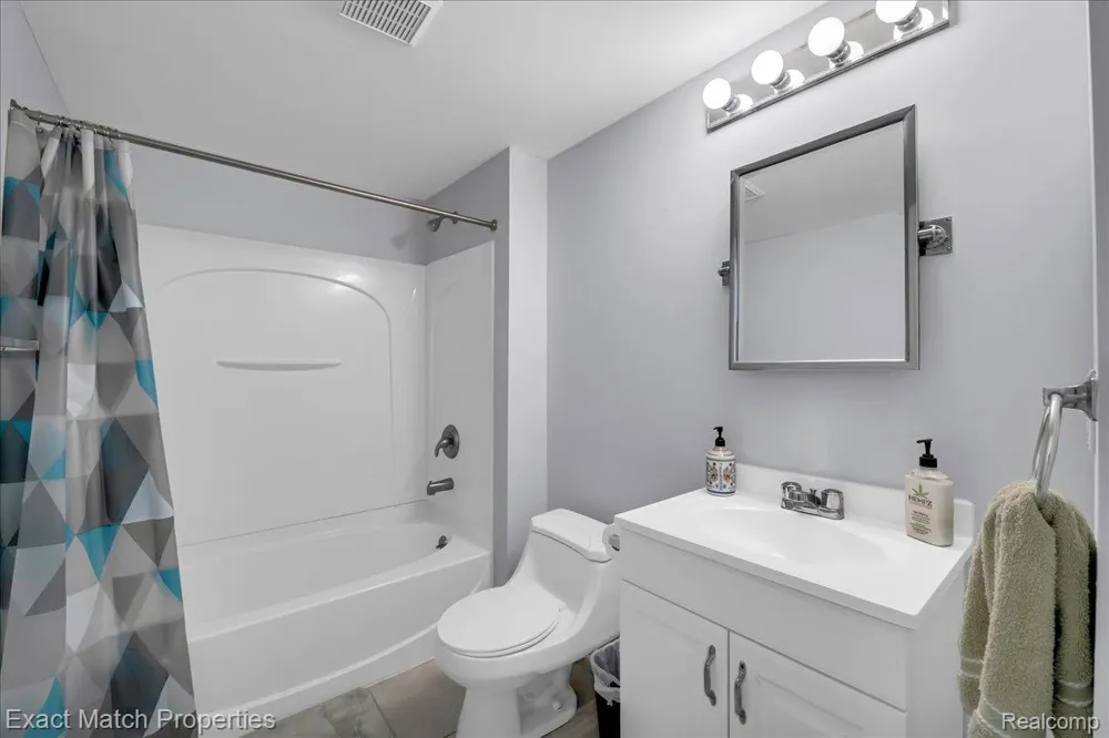 1633 Four Seasons Drive Hartland Township, MI 48843