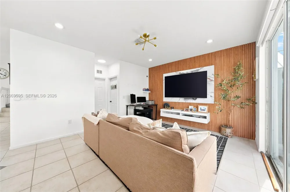 15872 NW 21st St Pembroke Pines, FL 33028