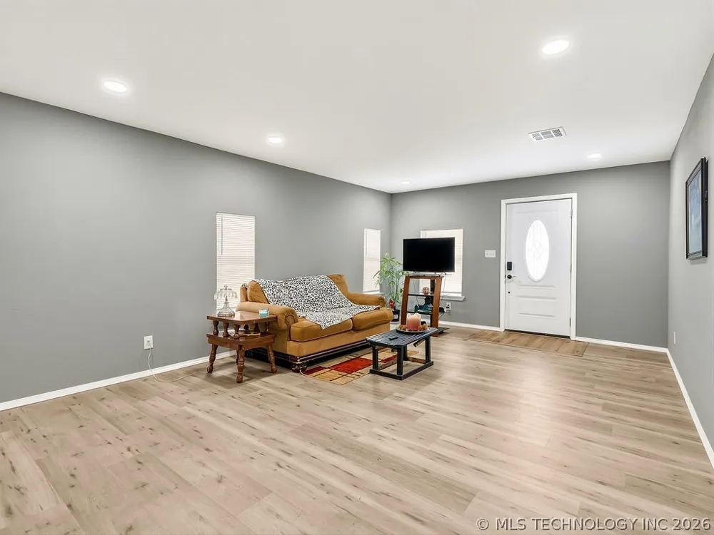 810 W 2nd Ada, OK 74820