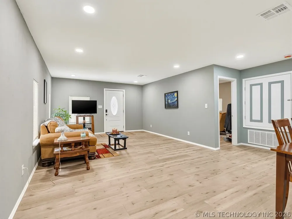 810 W 2nd Ada, OK 74820