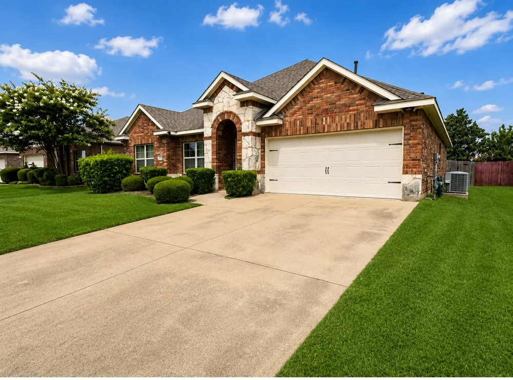 2776 Park Place Grand Prairie, TX 75052