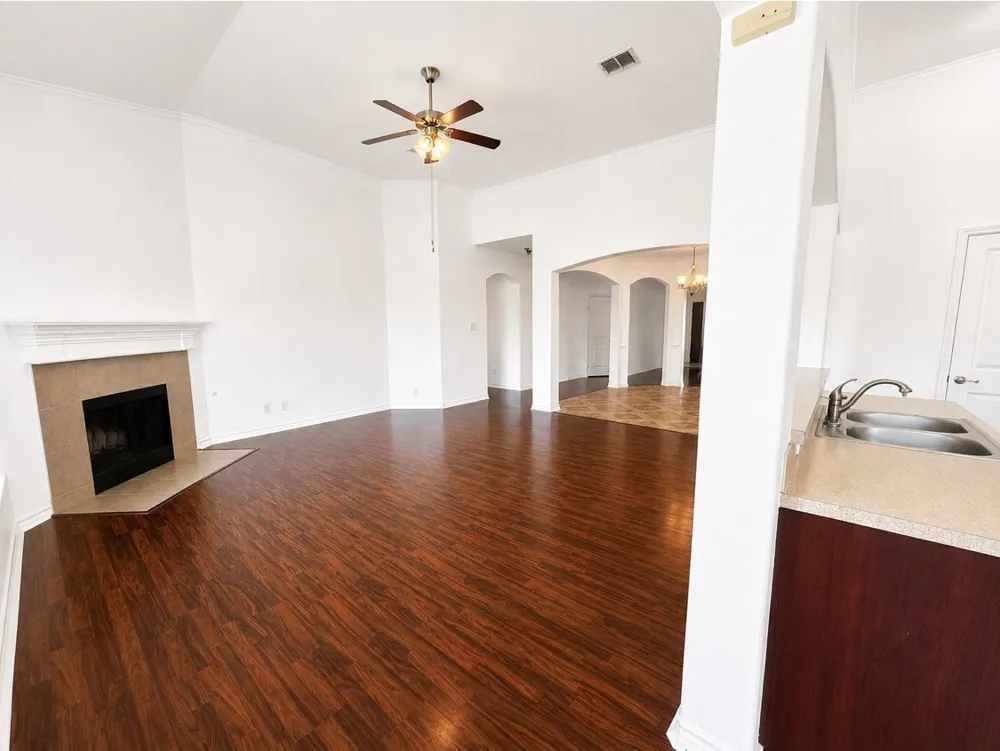 2776 Park Place Grand Prairie, TX 75052