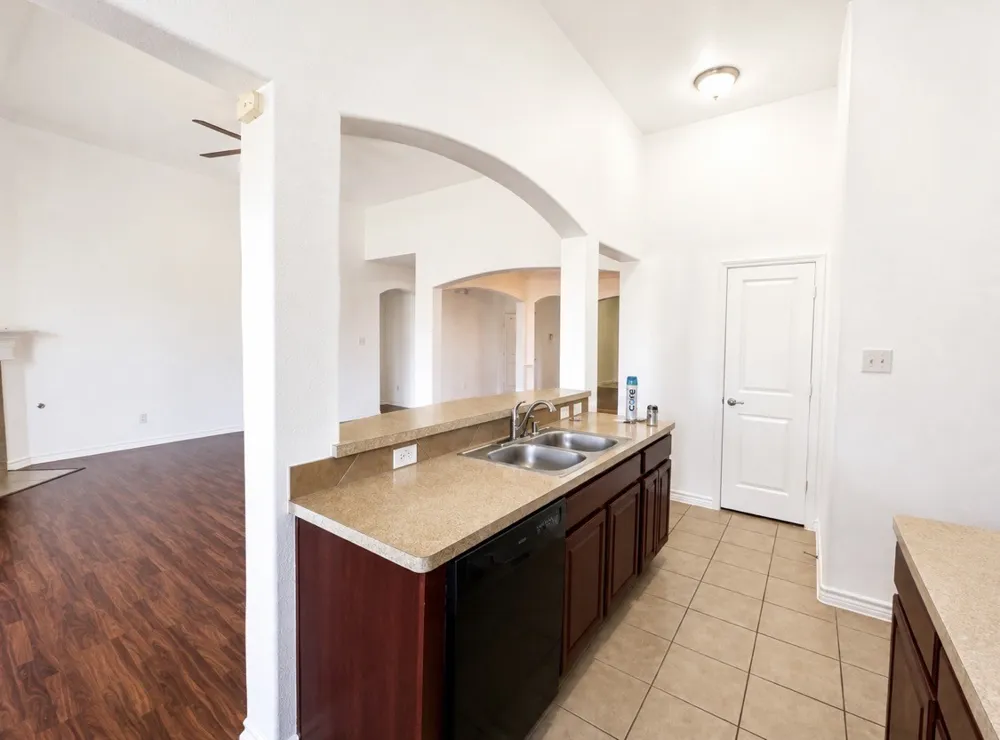 2776 Park Place Grand Prairie, TX 75052