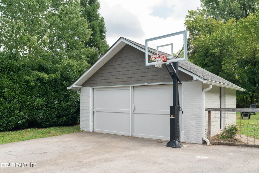2516 Maple Drive Knoxville, TN 37918