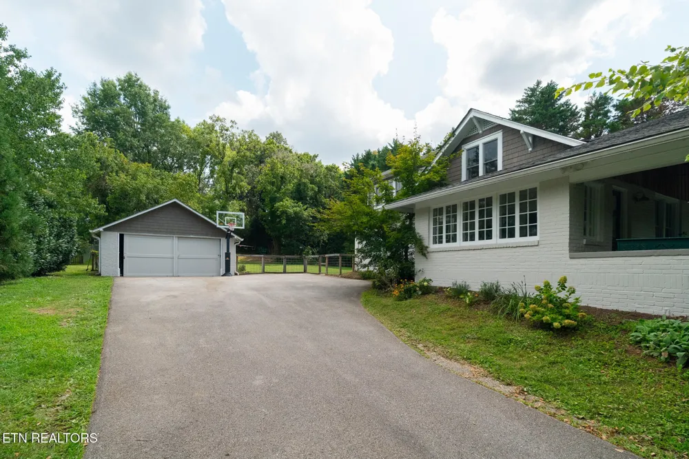 2516 Maple Drive Knoxville, TN 37918