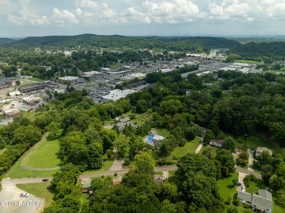 2516 Maple Drive Knoxville, TN 37918