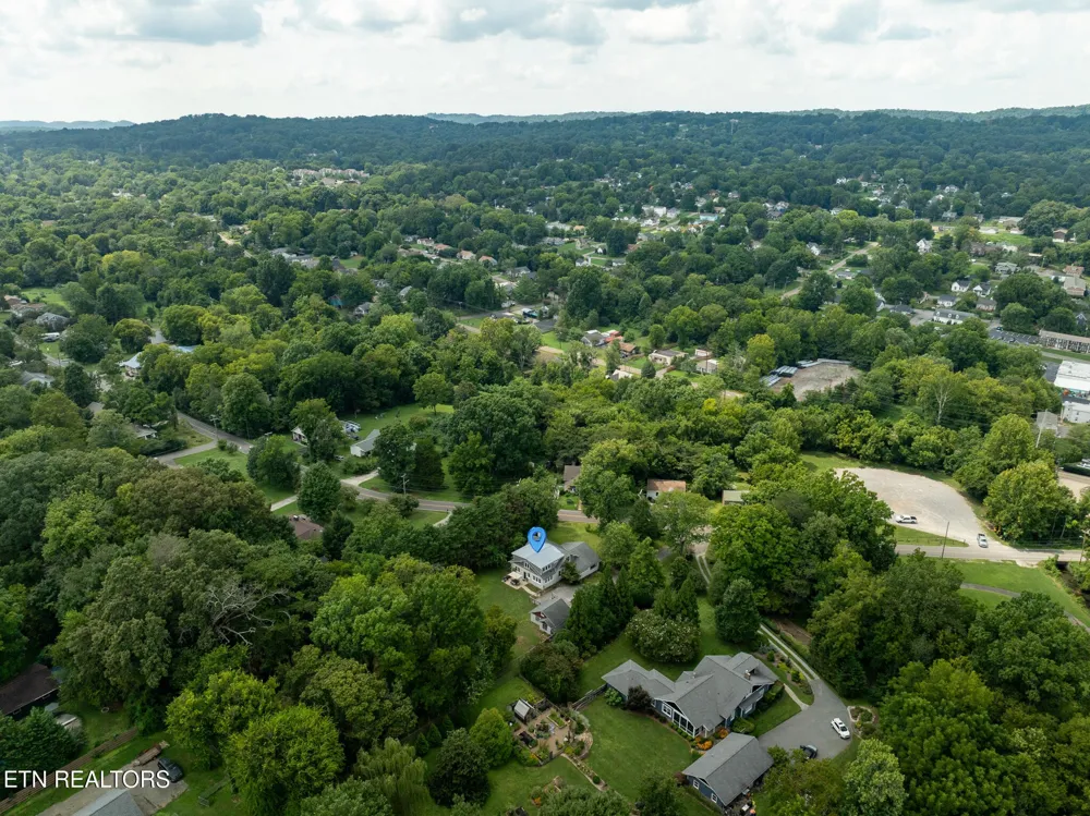 2516 Maple Drive Knoxville, TN 37918