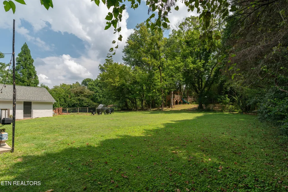 2516 Maple Drive Knoxville, TN 37918