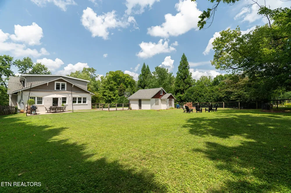 2516 Maple Drive Knoxville, TN 37918