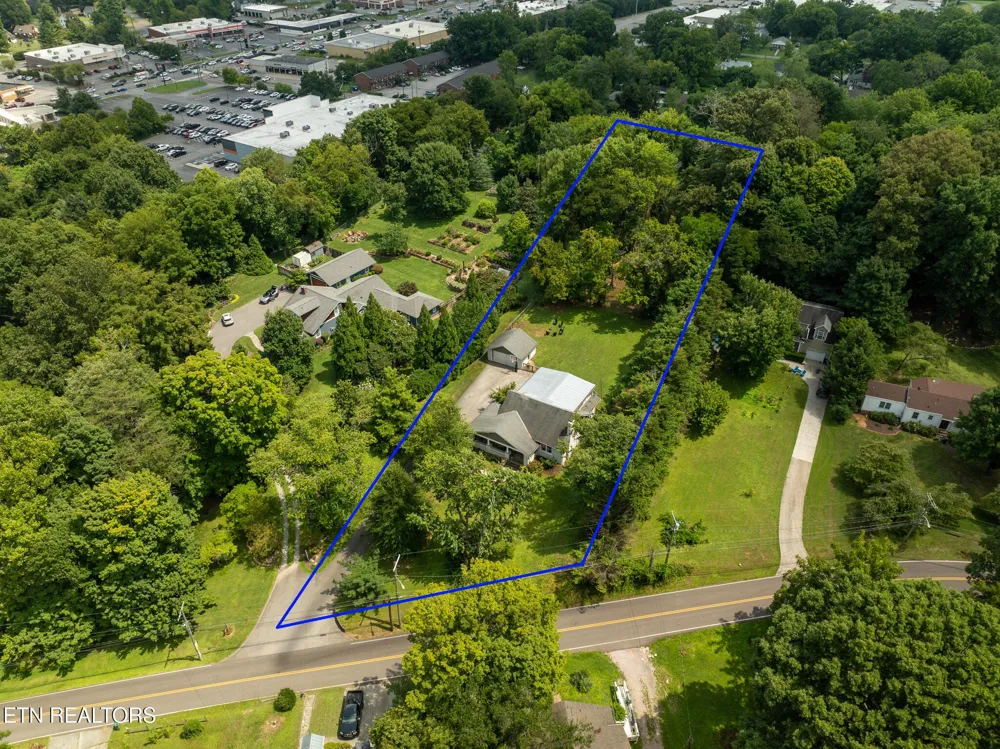 2516 Maple Drive Knoxville, TN 37918