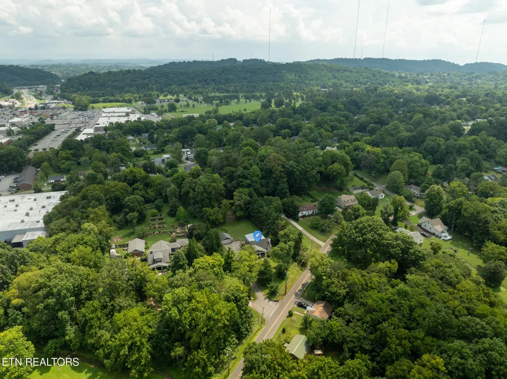 2516 Maple Drive Knoxville, TN 37918