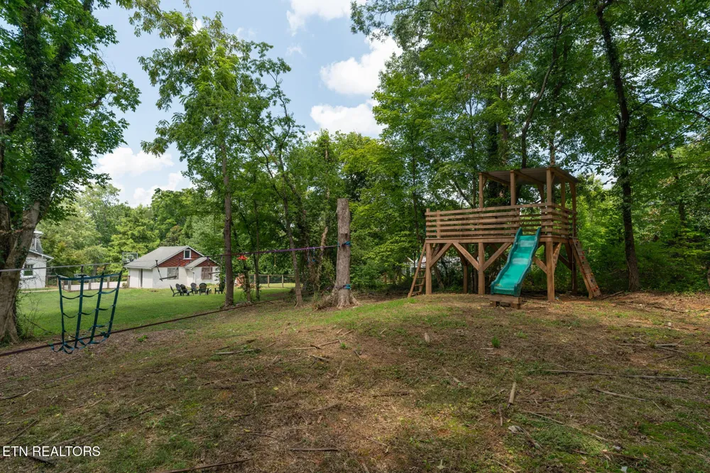 2516 Maple Drive Knoxville, TN 37918