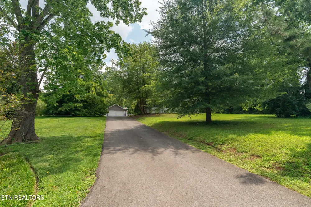 2516 Maple Drive Knoxville, TN 37918