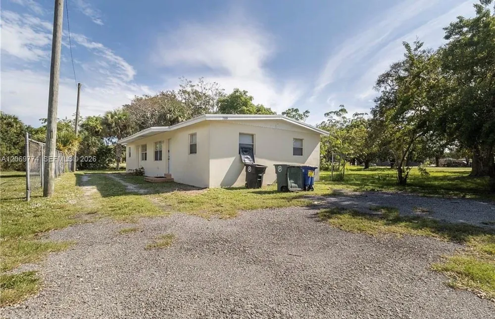 708 14th St #B Fort Pierce, FL 34950