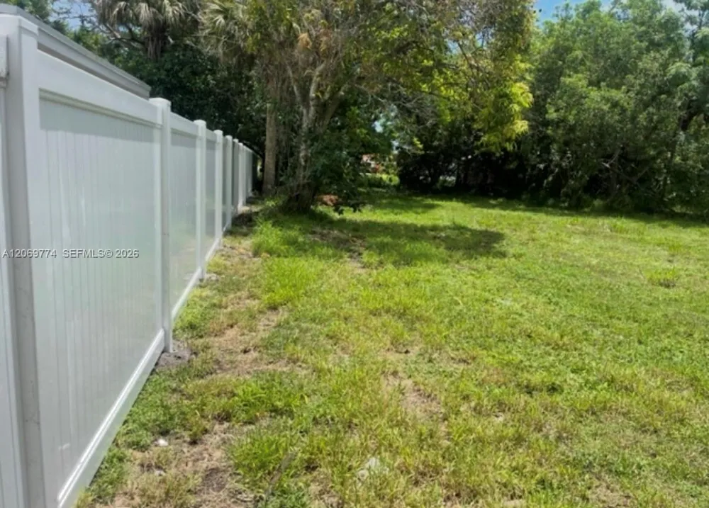 708 14th St #B Fort Pierce, FL 34950