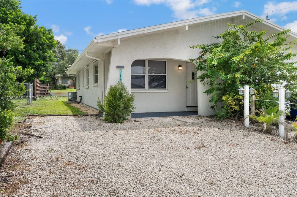 3317 NE Jeannette Dr #. Jensen Beach, FL 34957