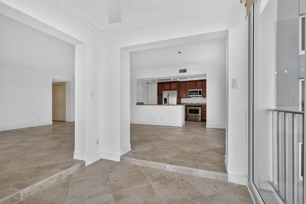 555 SE 6TH AVENUE #4F Delray Beach, FL 33483