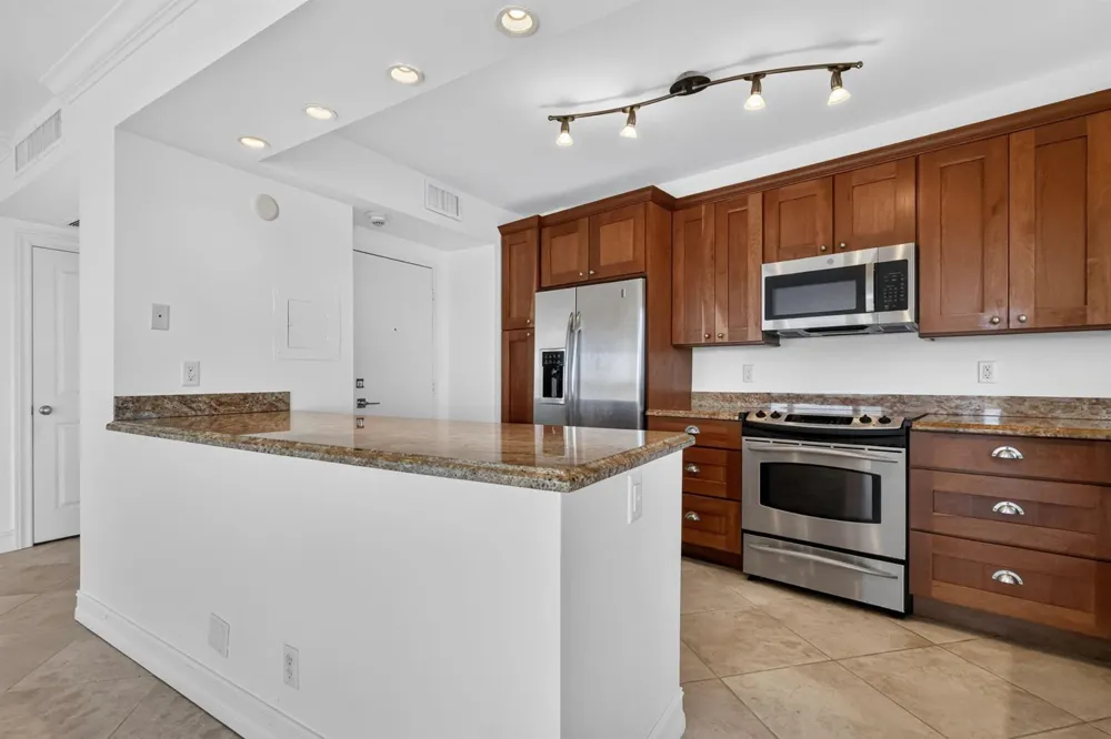 555 SE 6TH AVENUE #4F Delray Beach, FL 33483