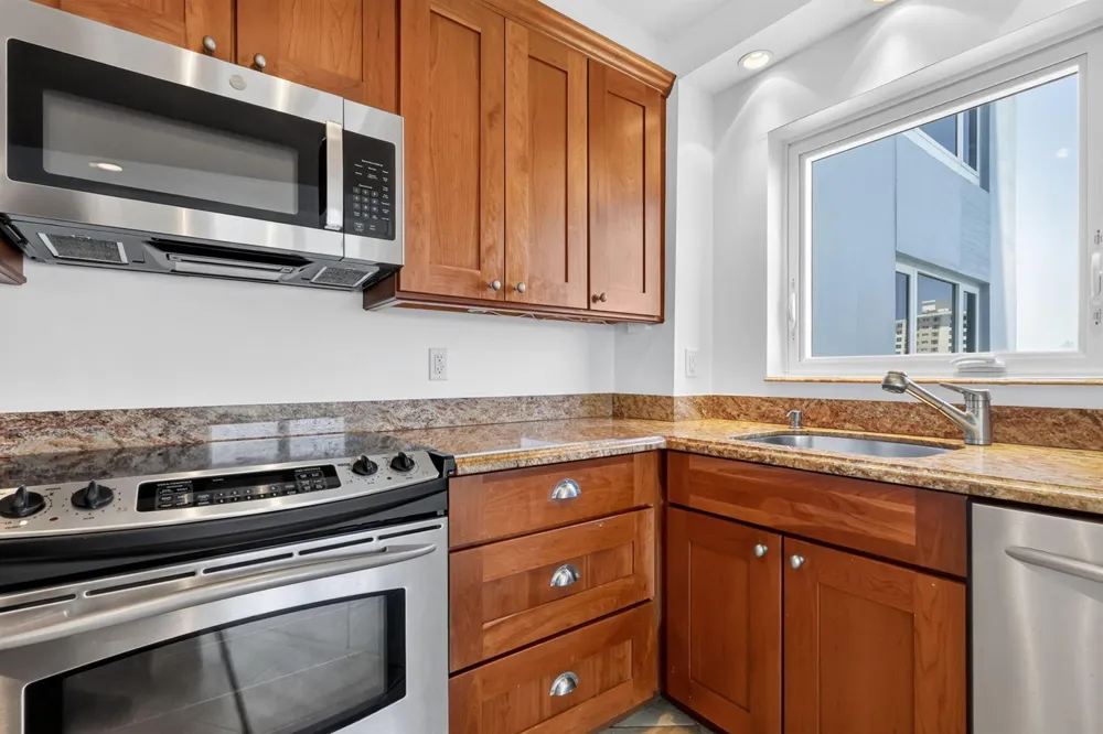 555 SE 6TH AVENUE #4F Delray Beach, FL 33483